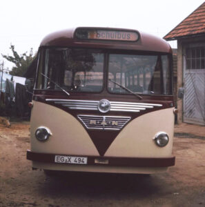 Einer der ersten Schulbusse des Busunternehmens Stelzeneder
