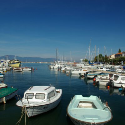 Boote am Hafen von Krk