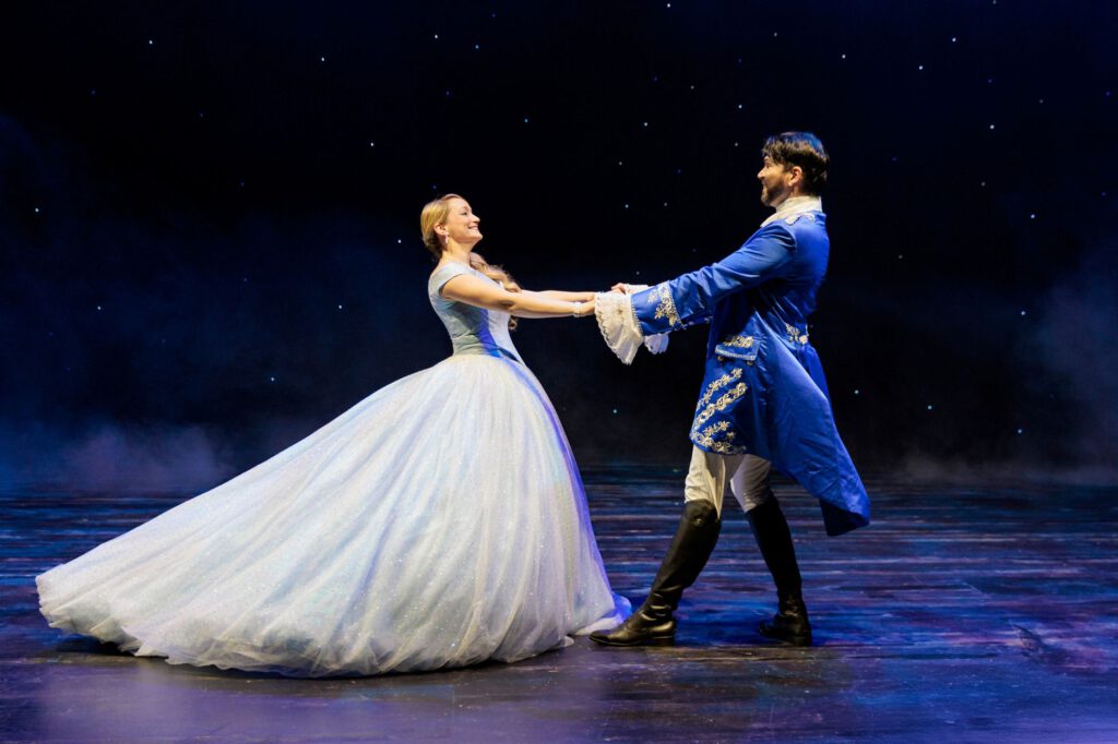 Cinderella und ihr Prinz auf der Bühne des Deutschen Theater