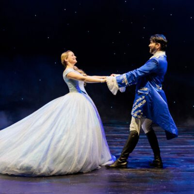 Cinderella und ihr Prinz auf der Bühne des Deutschen Theater