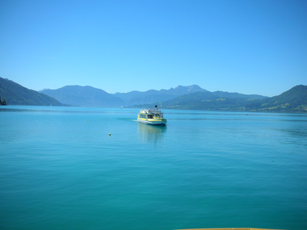 Schiff auf dem Attersee mit Berge im Hintergrund