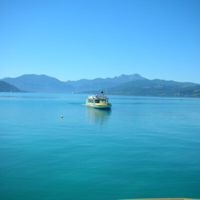Schiff auf dem Attersee mit Berge im Hintergrund